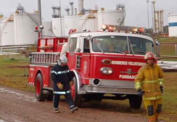 Entregan ambulancia a bomberos voluntarios de Santa Cruz