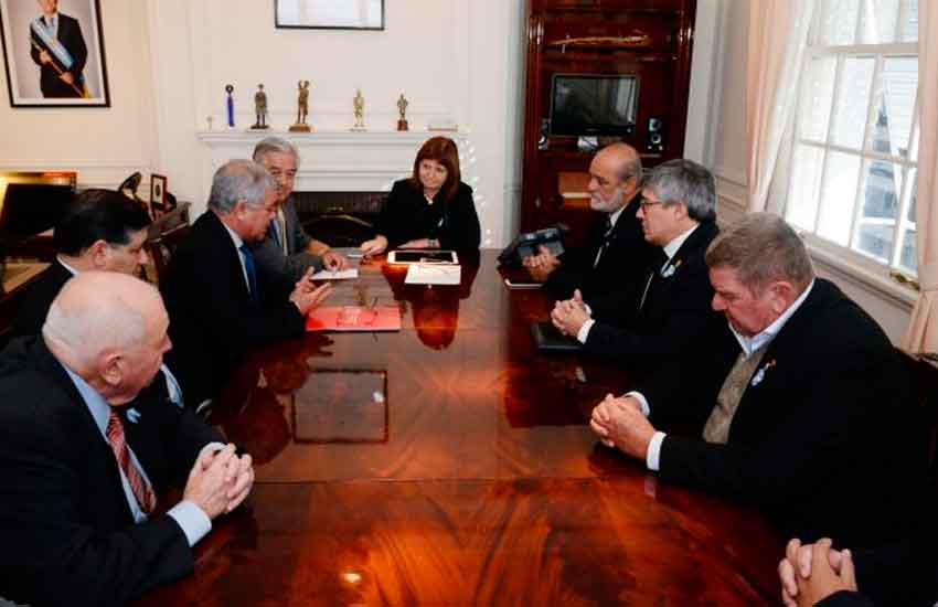 Ministra de Seguridad se Reunió con los Bomberos Voluntarios