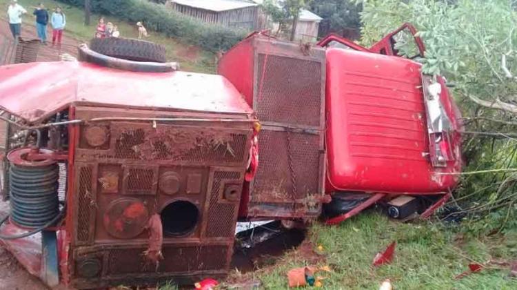 Camión de bomberos volcó tras esquivar un tractor