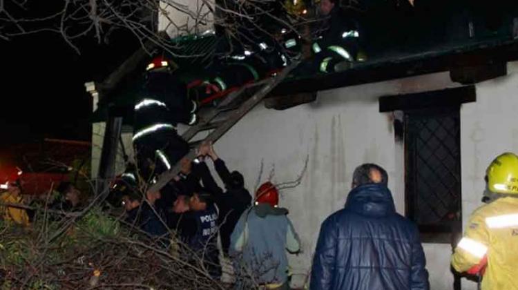 Un bombero resultó herido mientras apagaba un incendio