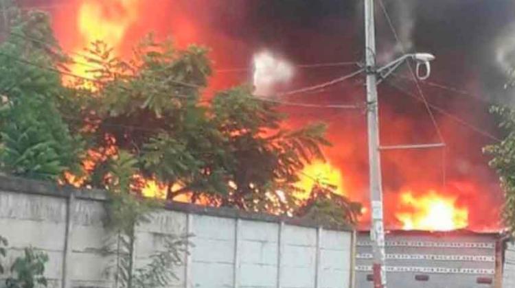 Delincuentes impiden el trabajo de los bomberos Delincuentes impiden el trabajo de los bomberos
