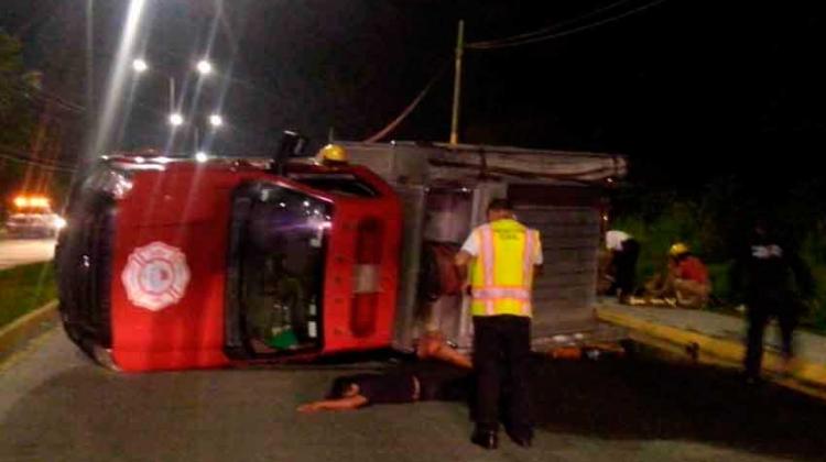 Vuelcan Bomberos de Tuxpan al acudir a un incendio