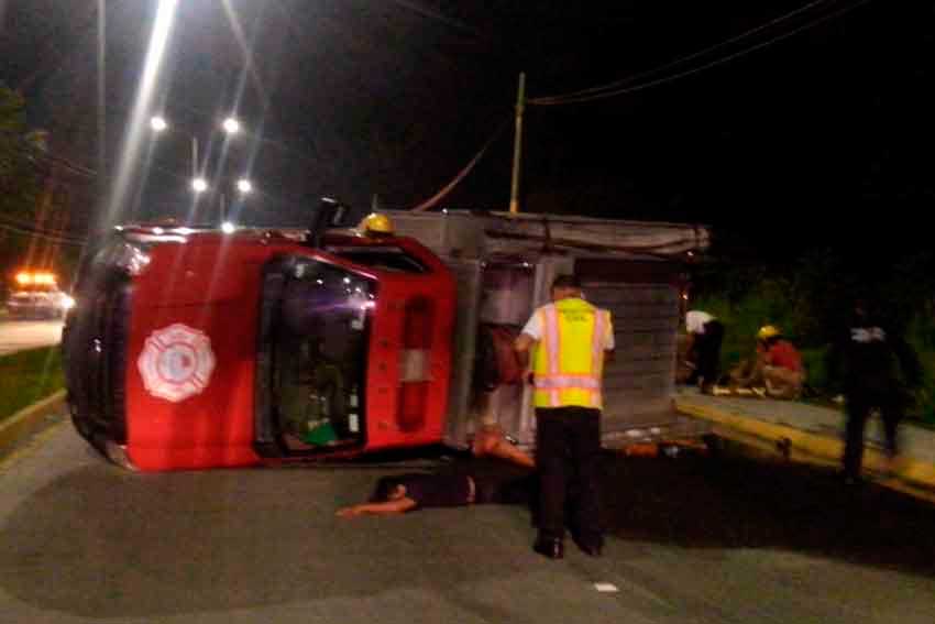 Vuelcan Bomberos de Tuxpan al acudir a un incendio