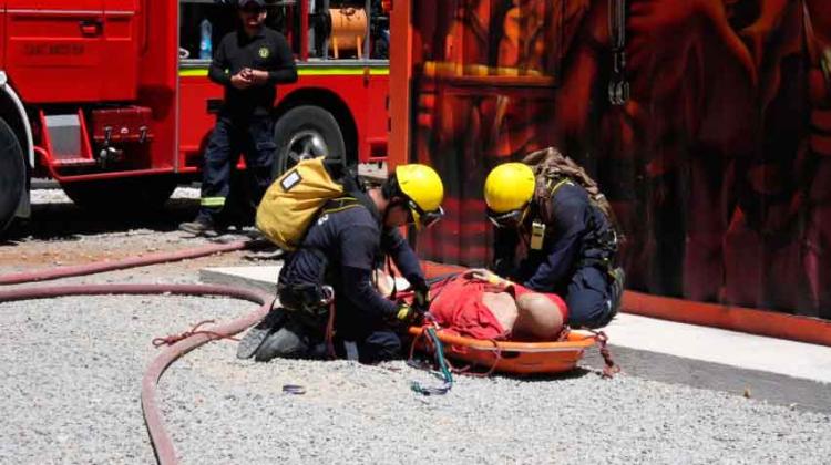 Moderno campo de entrenamiento de Bomberos Moderno campo de entrenamiento de Bomberos