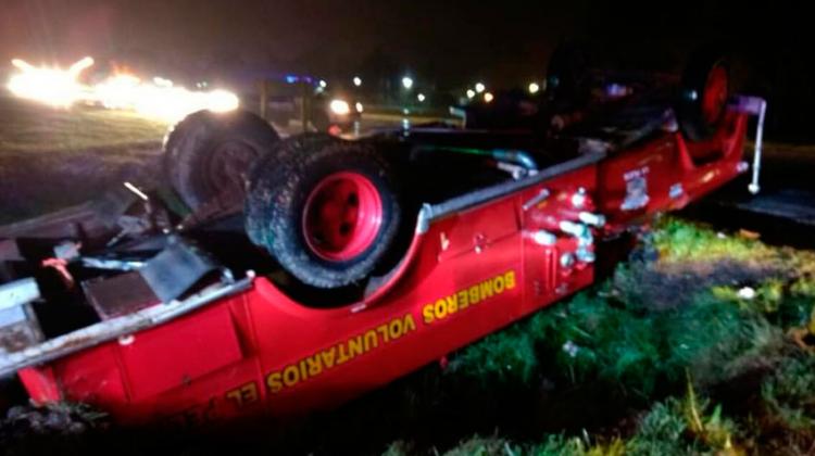 Volcó una autobomba de bomberos cuando iban rumbo a una emergencia Volcó una autobomba de bomberos cuando iban rumbo a una emergencia
