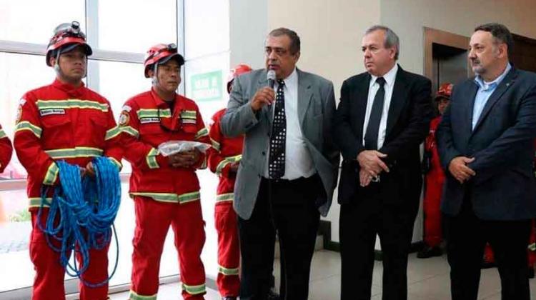 Bomberos reciben donación de equipo especial de rescate Bomberos reciben donación de equipo especial de rescate