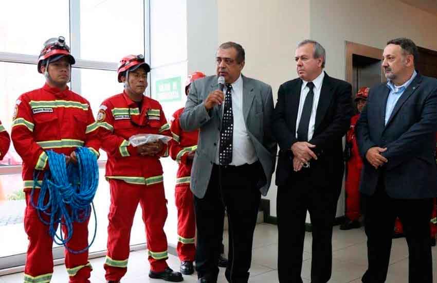 Bomberos reciben donación de equipo especial de rescate