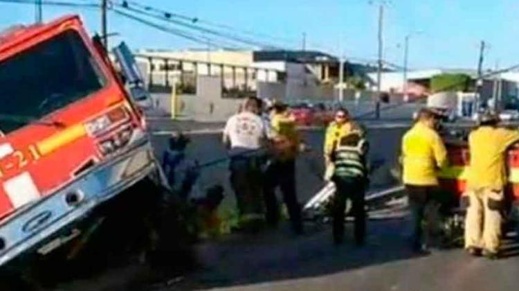 Cae unidad de Bomberos Tijuana a canalización Cae unidad de Bomberos Tijuana a canalización