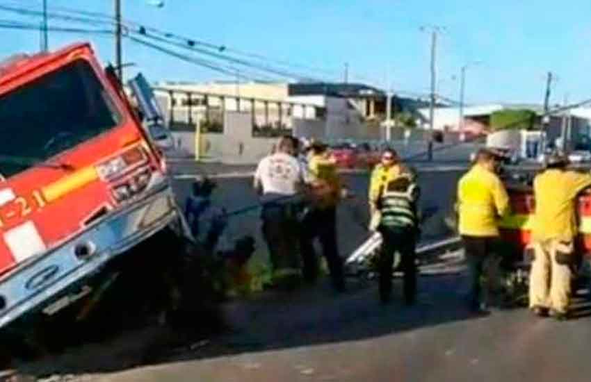 Cae unidad de Bomberos Tijuana a canalización