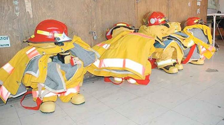 Falta equipamiento a bomberos de la región