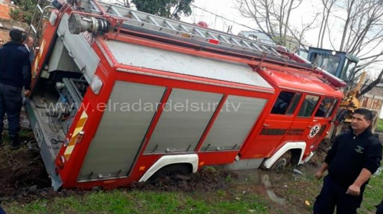 Bomberos quedaron encajados y no llegaron a un incendio