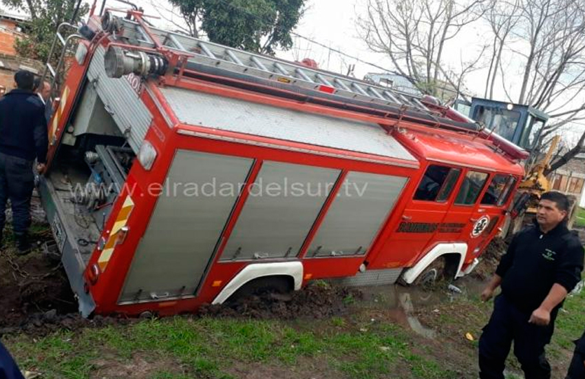 Bomberos quedaron encajados y no llegaron a un incendio