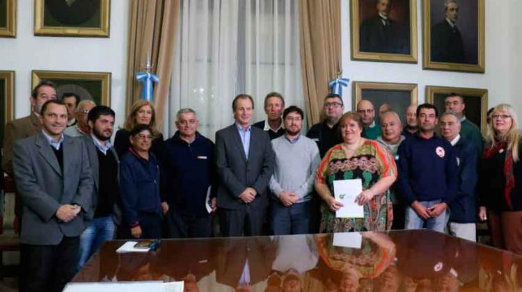 Entregan aportes a los bomberos voluntarios de Entre Ríos Entregan aportes a los bomberos