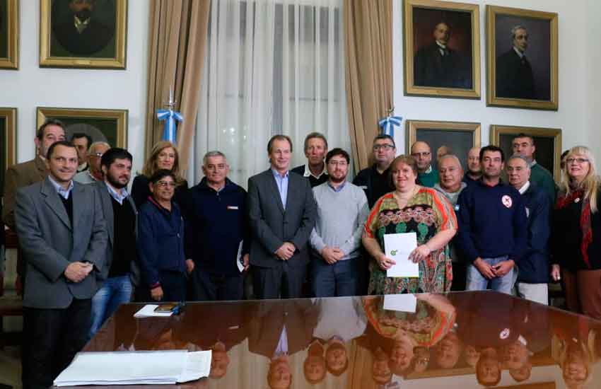 Entregan aportes a los bomberos