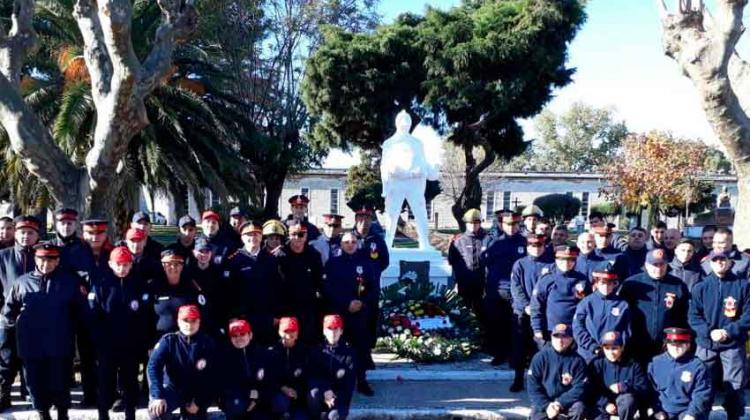 Bomberos Voluntarios rindieron homenaje a sus camaradas ausentes Bomberos Voluntarios rindieron homenaje a sus camaradas ausentes