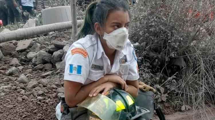 Graciela, la bombera que provocó admiración en redes