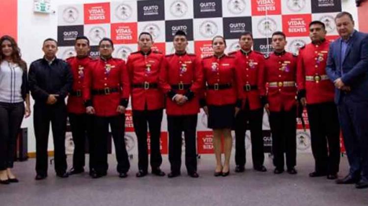 Bomberos de Quito fueron condecorados por evitar un suicidio Bomberos de Quito fueron condecorados por evitar un suicidio