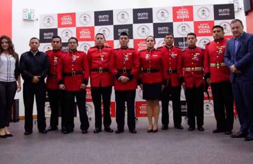 Bomberos de Quito fueron condecorados por evitar un suicidio