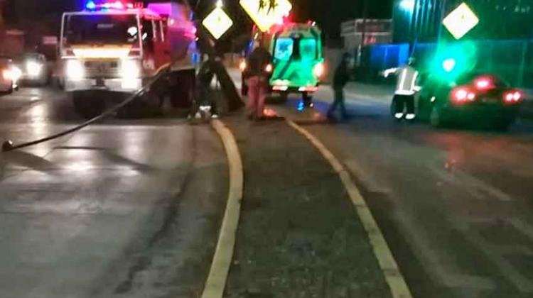 Carro de Bomberos chocó contra poste cuando se dirigía a emergencia Carro de Bomberos chocó contra poste cuando se dirigía a emergencia