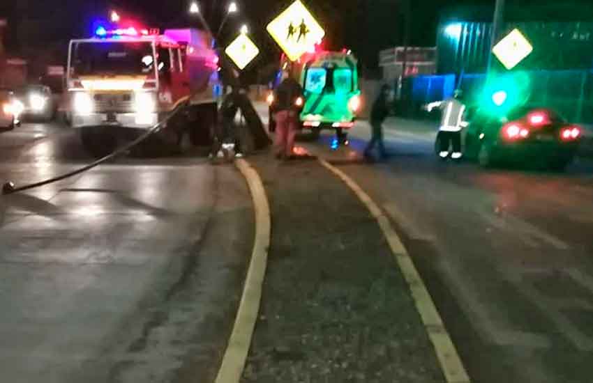 Carro de Bomberos chocó contra poste cuando se dirigía a emergencia