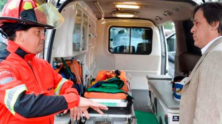 Dotan de ambulancias y equipos a bomberos Dotan de ambulancias y equipos a bomberos