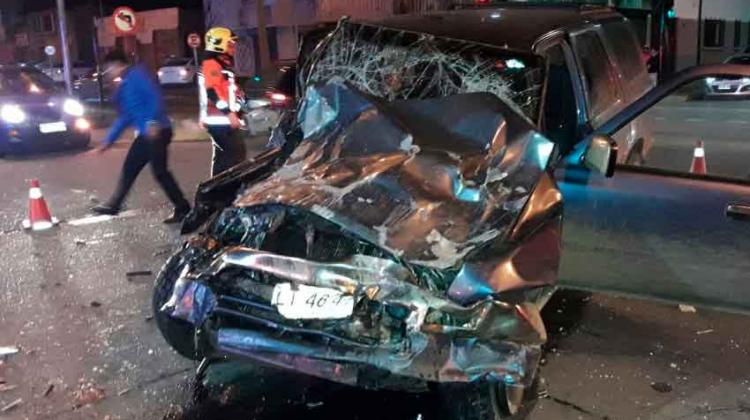 Grave accidente entre un auto y un carro de bomberos