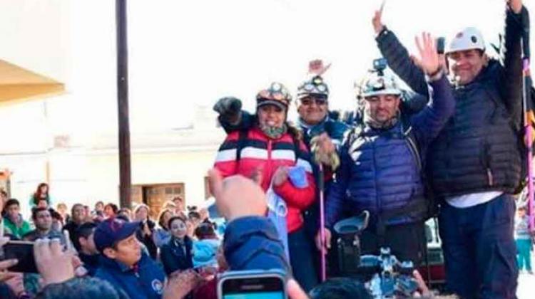 Los bomberos fueron recibidos como héroes