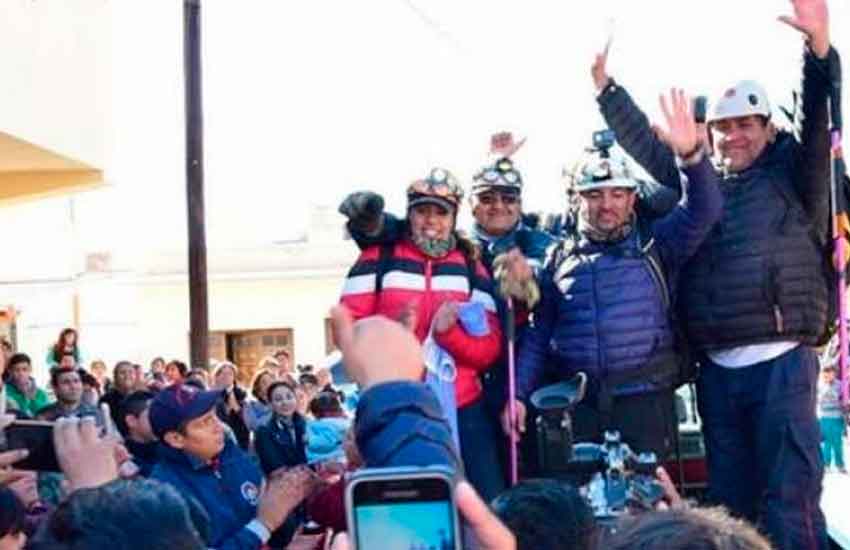 Los bomberos fueron recibidos como héroes