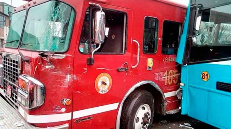 Bus de transporte público impactó contra unidad de Bomberos Bus de transporte público impactó contra unidad de Bomberos