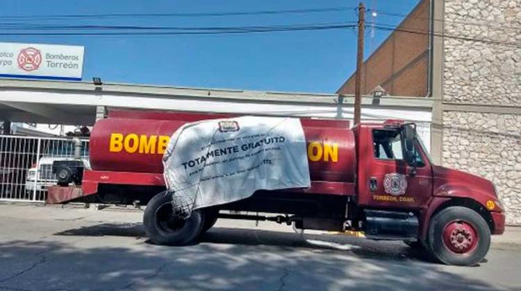 Empresas apoyan con pipas a Bomberos