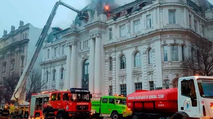 Incendio en la sede del Banco Nación de Bahía Blanca Incendio en la sede del Banco Nación de Bahía Blanca