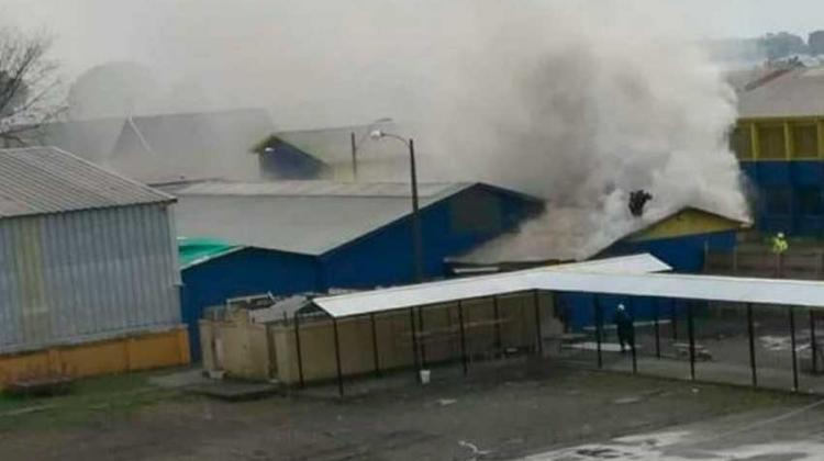 Tres bomberos lesionados deja incendio en colegio Tres bomberos lesionados deja incendio