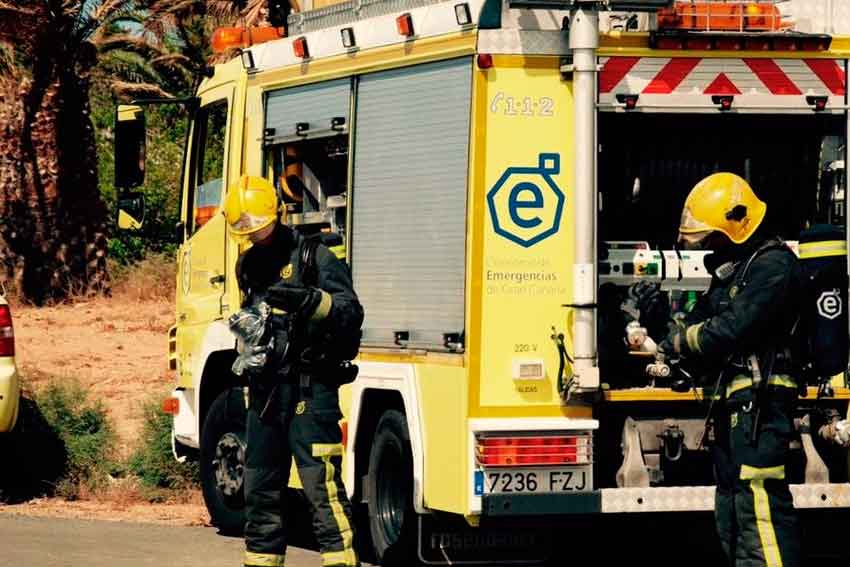 Dos bomberos son atendidos tras un incendio en un negocio
