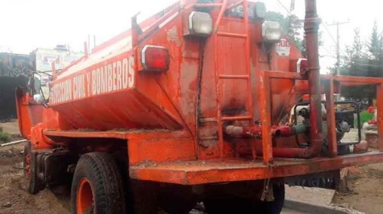 Cae camión de bomberos en socavón de Tlaquepaque Cae camión de bomberos en socavón de Tlaquepaque