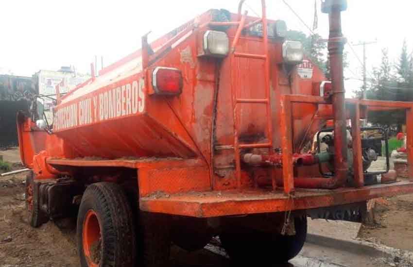 Cae camión de bomberos en socavón de Tlaquepaque