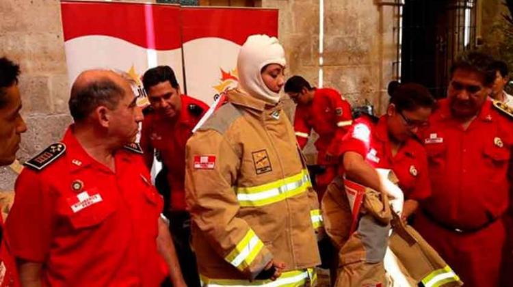 Entregan nuevos trajes a Bomberos de Arequipa Entregan nuevos trajes a Bomberos de Arequipa