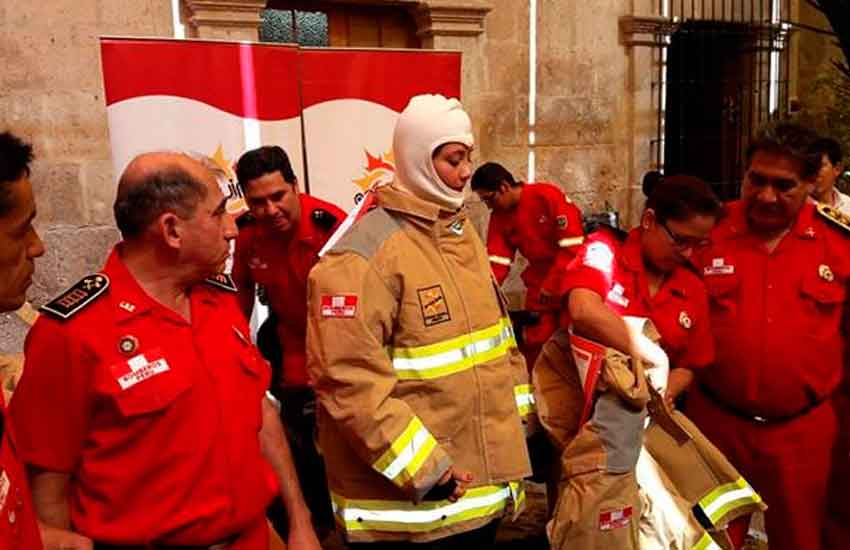 Entregan nuevos trajes a Bomberos de Arequipa
