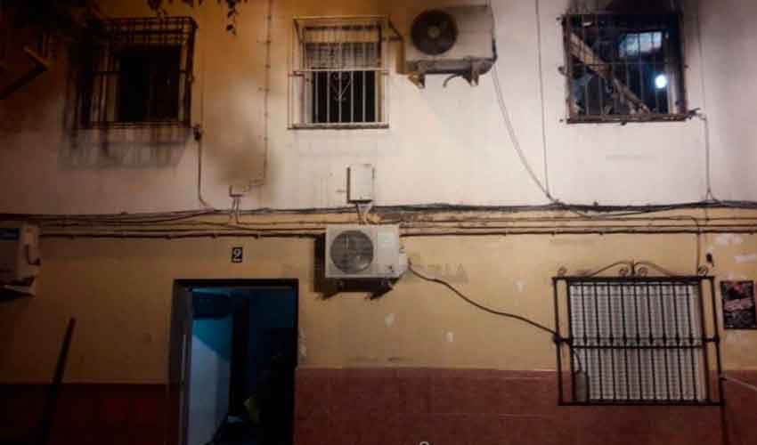 Dos bomberos heridos en un incendio en Torreblanca
