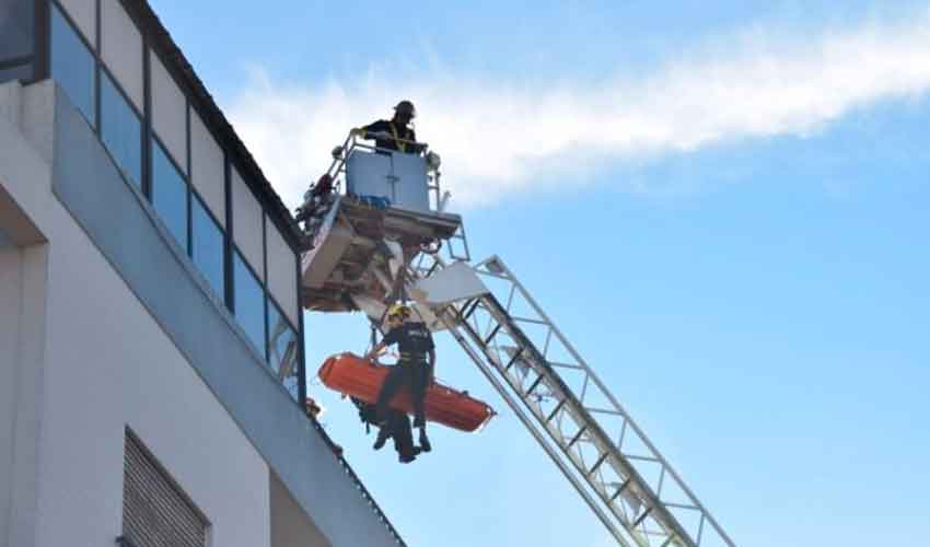 Bomberos realizó un simulacro de rescate en altura