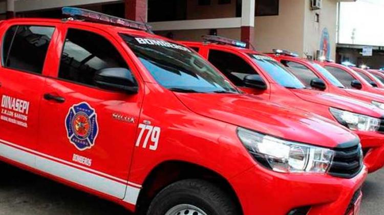 Bomberos reciben flota de 10 vehículos