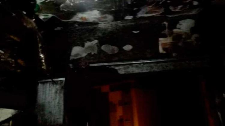 Un bombero resulta herido tras un incendio en una vivienda Un bombero resulta herido tras un incendio en una vivienda