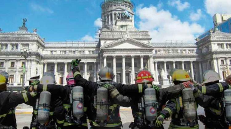 Abrazo al Congreso Nacional y toques de sirena en todo el país