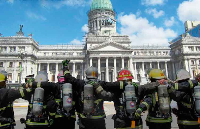 Abrazo al Congreso de la Nación y Toque de Sirena en todo el país
