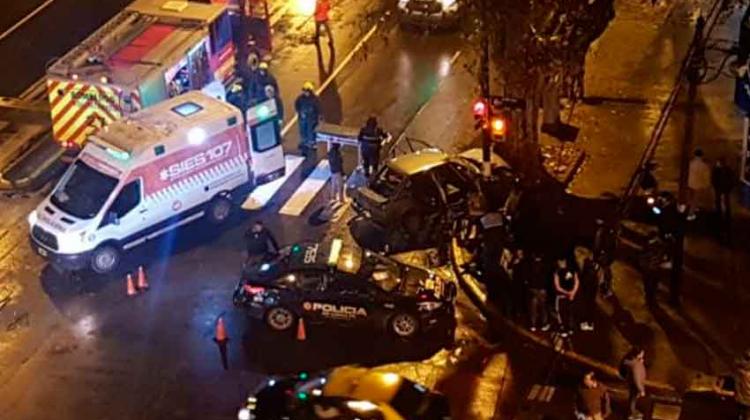 Choque entre un camión de bomberos y un auto Choque entre un camión de bomberos y un auto