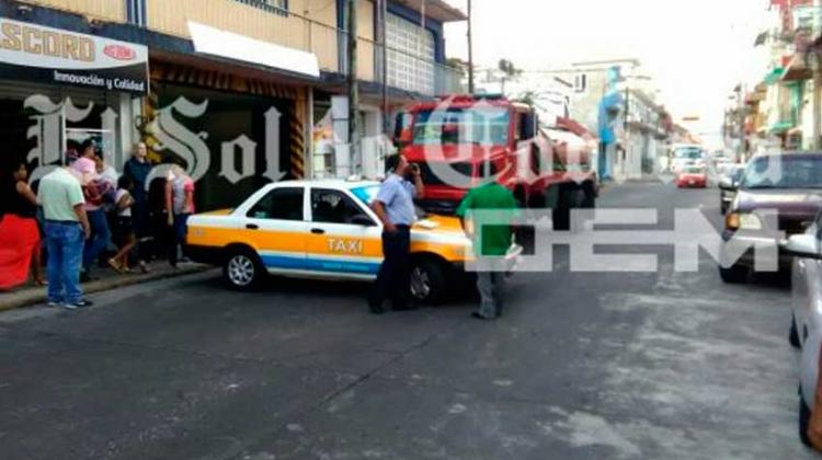 Choca carro tanque del cuerpo de bomberos contra taxi