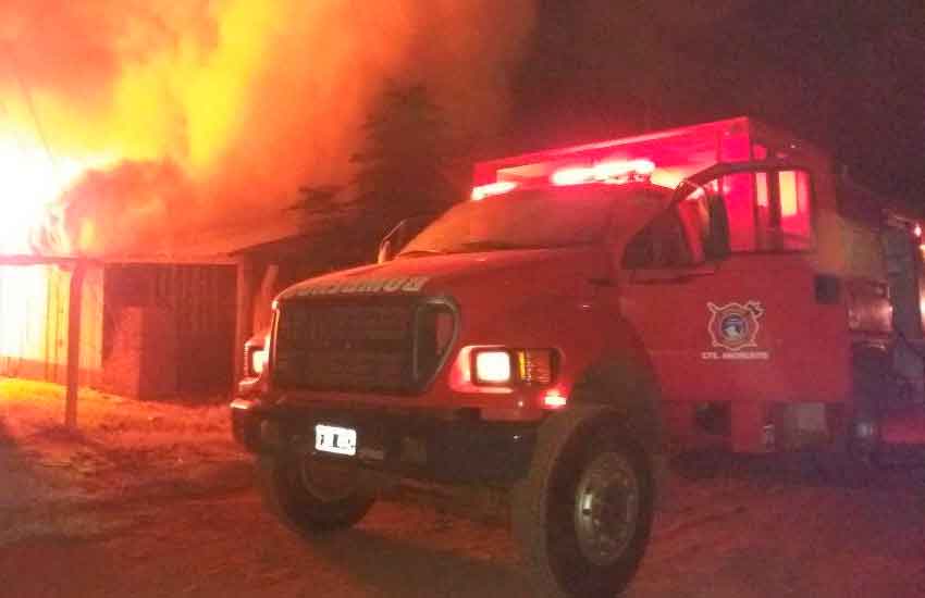 Agredieron a Bomberos cuando fueron a apagar un incendio