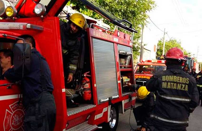 Sin recursos y con dos autobombas demoradas en la aduana