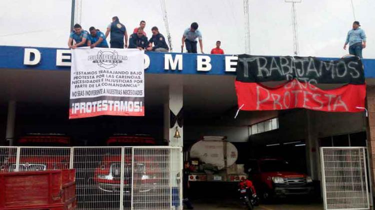 Bomberos de Irapuato trabajan bajo protesta