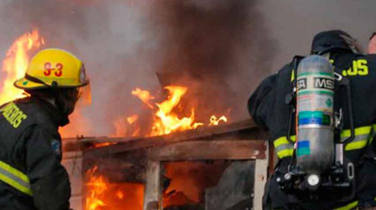 Bombero pierde su casa tras incendio en Chillán Bombero pierde su casa tras incendio en Chillán
