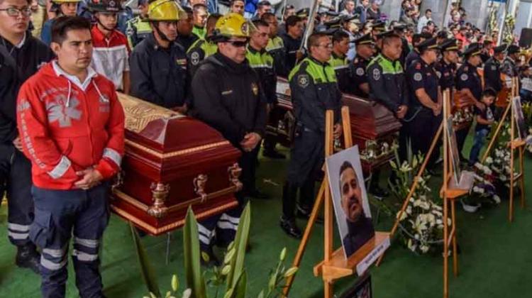 Despiden a los Bomberos que murieron en la explosión de Tultepec Despiden a bomberos muertos en explosión